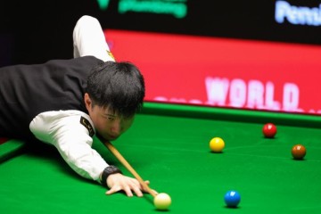 乐鱼体育官网-斯诺克世锦赛中国德比落幕，赵心童力克丁俊晖挺进八强