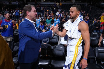 乐鱼体育官网-队记报道库里曾试图干预勇士管理层交易，但被管理层拒绝！