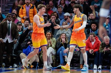 乐鱼体育官网入口-黄蜂自26年以来进攻第1&amp;防守第5&amp;净效率第1 场均进17.8三分第1