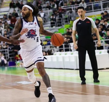 山东胜江苏2喜2忧！陈林坚地位提升，邱彪险引崩盘，谢智杰迷失！|山东队|乔-约翰逊|篮板|比赛|约翰逊_新浪体育_新浪新闻